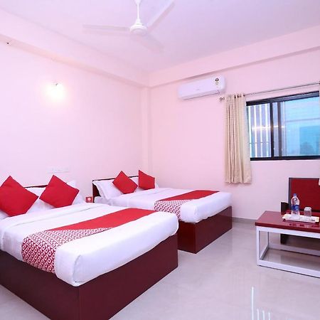 Oyo 13577 Tkr Metro Residency Hotel Kochi Buitenkant foto