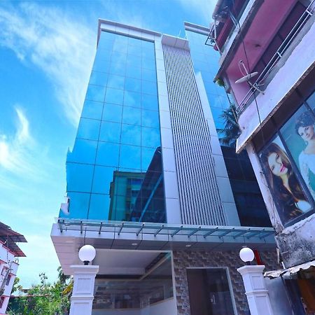 Oyo 13577 Tkr Metro Residency Hotel Kochi Buitenkant foto