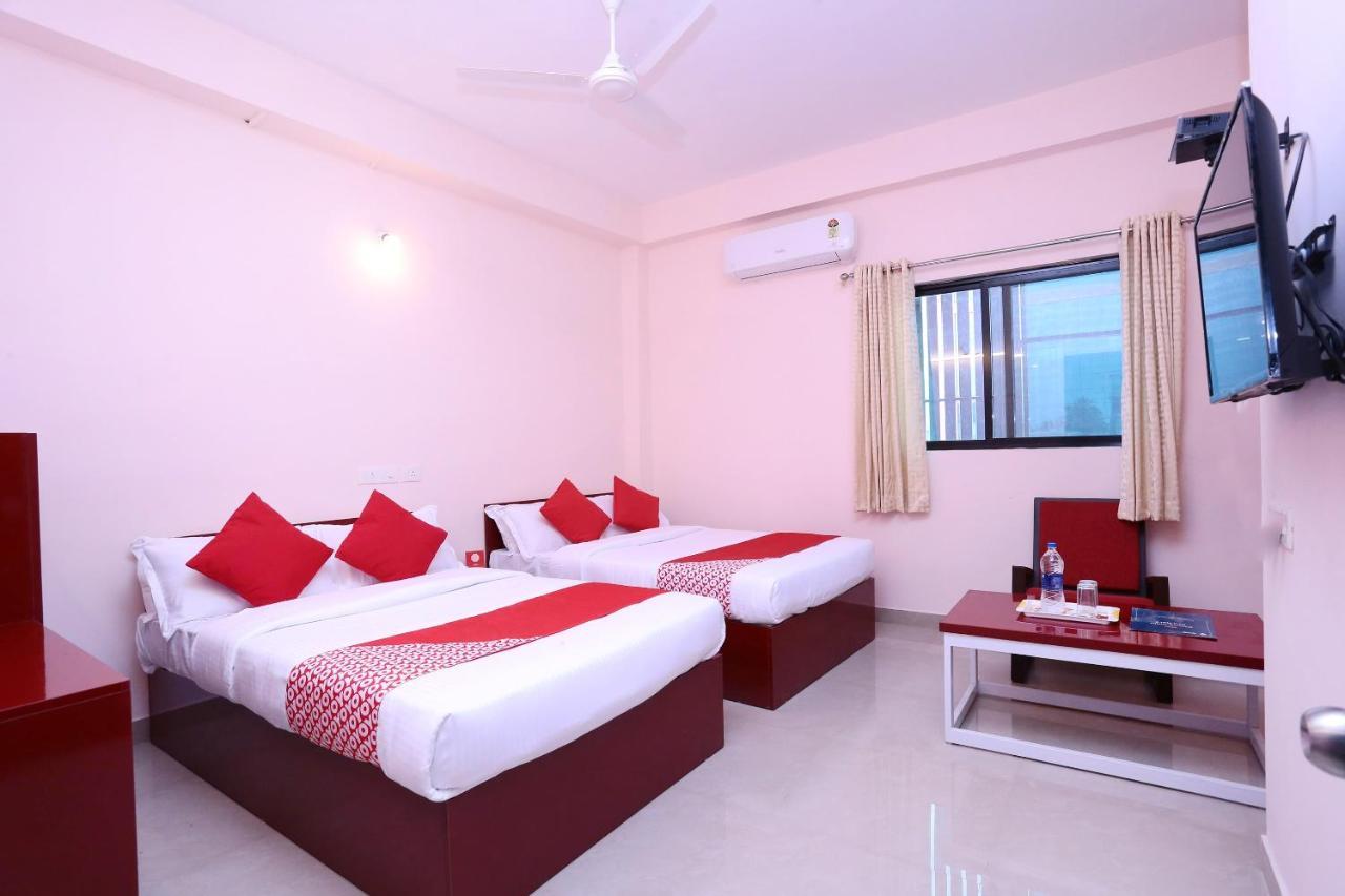Oyo 13577 Tkr Metro Residency Hotel Kochi Buitenkant foto