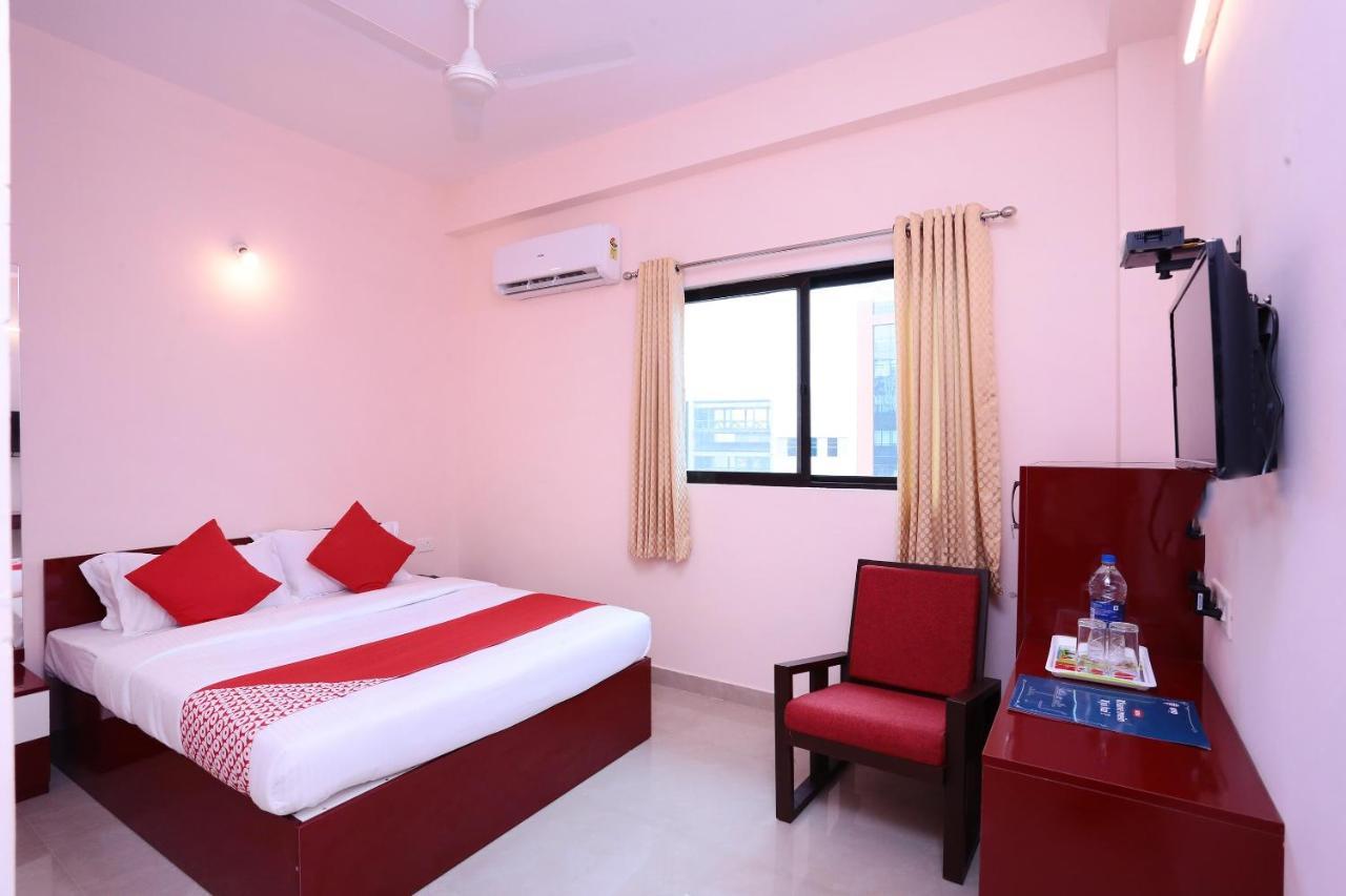 Oyo 13577 Tkr Metro Residency Hotel Kochi Buitenkant foto