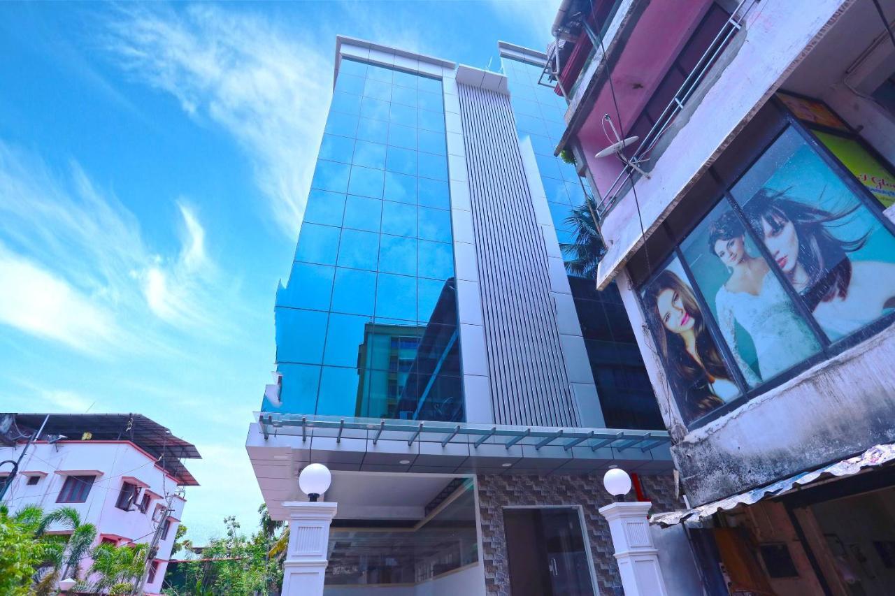 Oyo 13577 Tkr Metro Residency Hotel Kochi Buitenkant foto