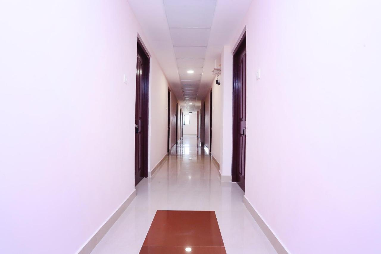 Oyo 13577 Tkr Metro Residency Hotel Kochi Buitenkant foto