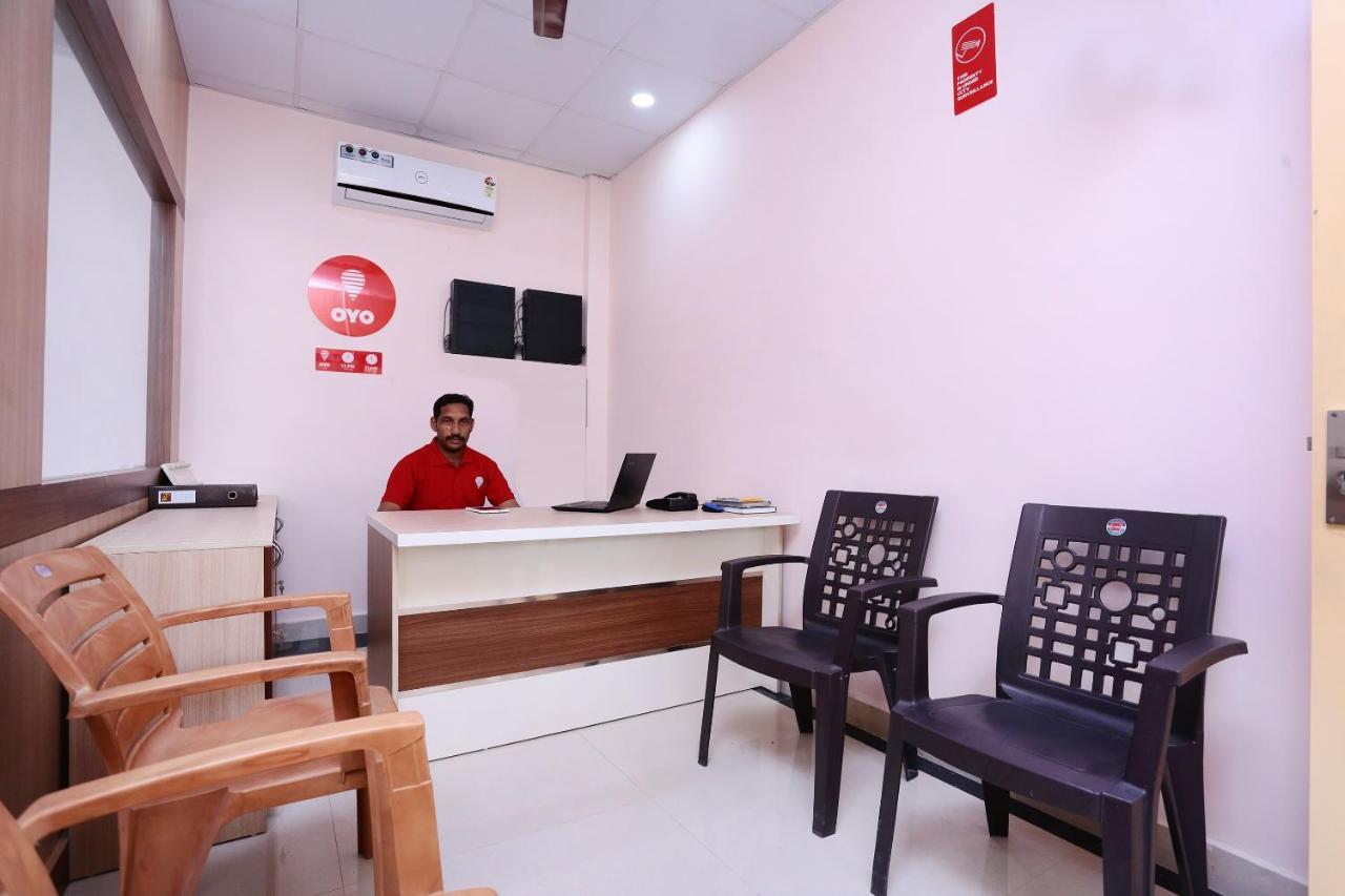Oyo 13577 Tkr Metro Residency Hotel Kochi Buitenkant foto