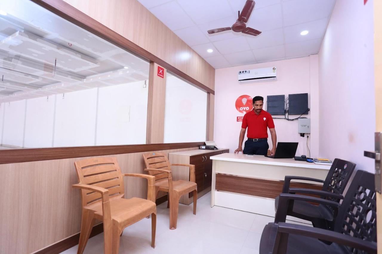Oyo 13577 Tkr Metro Residency Hotel Kochi Buitenkant foto