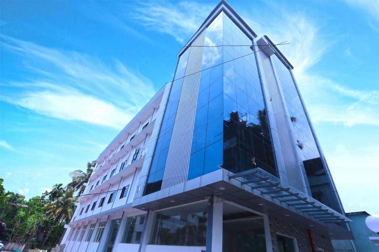 Oyo 13577 Tkr Metro Residency Hotel Kochi Buitenkant foto